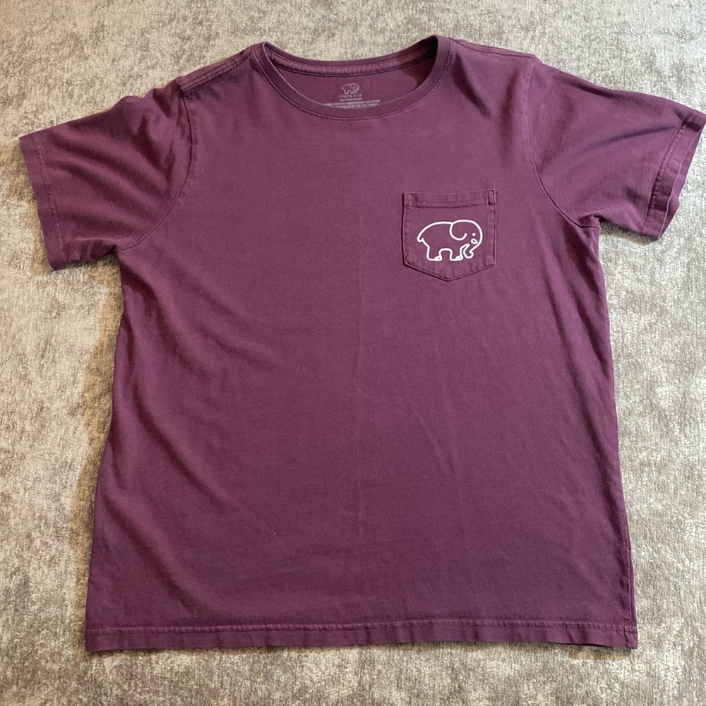 Ivory Ella size small burgundy short sleeve T-Shirt. {091}